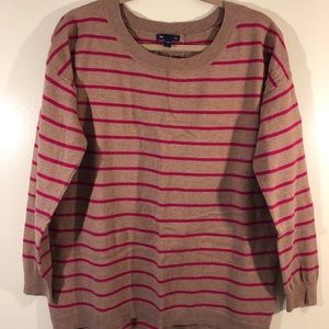 Crew neck Gap sweater with a pop of color